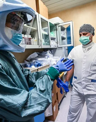 nurses and doctors coronavirus ιατρονοσηλευτικό προσωπικό