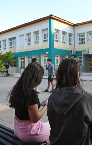 μαθήτριες έξω από το σχολειο