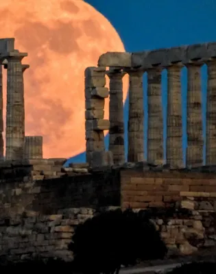 Πανσέληνος της Φράουλας στο Σούνιο