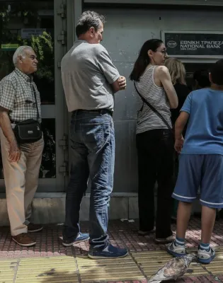Κόσμος περιμένει σε ουρά τράπεζας για ανάληψη από ΑΤΜ
