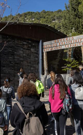 Μαθητική εκδρομή, μαθητές με τσάντες, σχολική εκδρομή