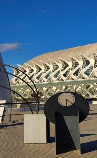 Στην εικόνα βλέπουμε μια υπαίθρια συλλογή τέτοιων επινοήσεων με «ρολόγια» από ολόκληρη την πορεία της ανθρωπότητας, στην «πόλη των Τεχνών και της Επιστήμης» της Βαλένθια.