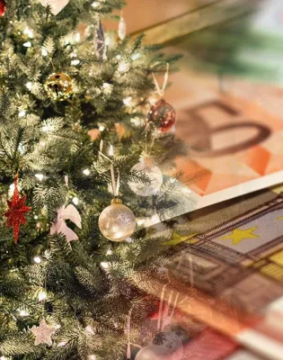 Χριστουγεννιάτικο δέντρο μαζί με χαρτονομίσματα των 50 ευρώ