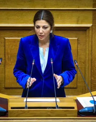 Η Σοφία Ζαχαράκη στη Βουλή