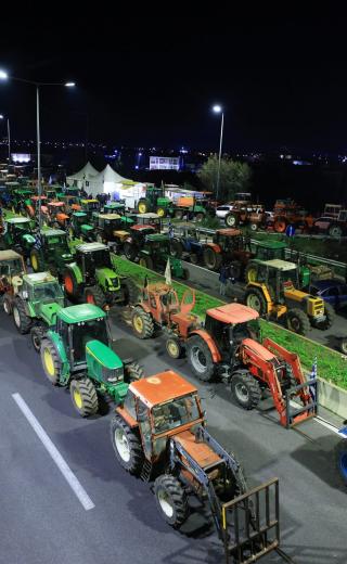 Τρακτέρ παραταγμένα στο δρόμο σε αγροτικά μπλόκα