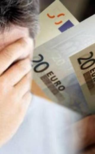 Άνδρας σε απόγνωση, χρήματα στο παρασκήνιο