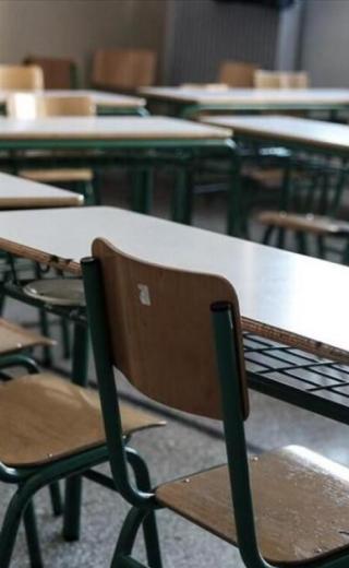 αίθουσα με θρανία σε σχολείο