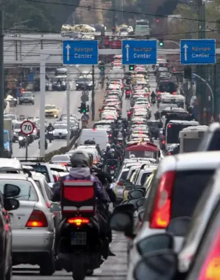 Κίνηση με αυτοκίνητα στο κέντρο της Αθήνας
