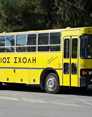 Σχολικό λεωφορείο με την επιγραφή Ιόνιος Σχολή