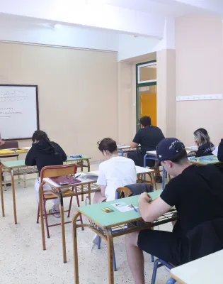 μαθητές που δίνουν πανελλήνιες