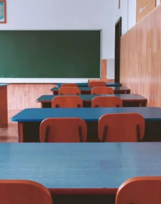 σχολική τάξη, σχολείο, θρανία, καρέκλες, πίνακας, μαυροπίνακας