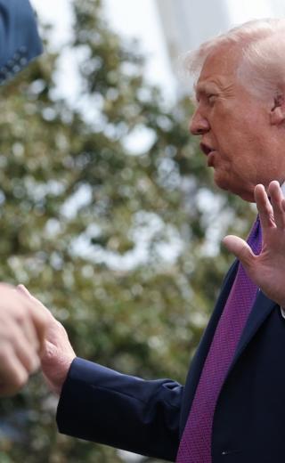 Ο Αμερικανός πρόεδρος Ντόναλντ Τραμπ κάνει δηλώσεις σε ΜΜΕ