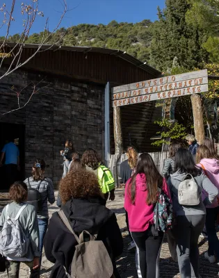 Μαθητική εκδρομή, μαθητές με τσάντες, σχολική εκδρομή