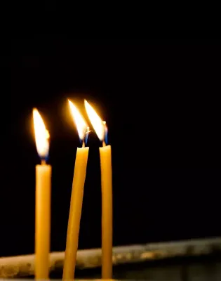 κεριά εκκλησίας σε μαύρο φόντο
