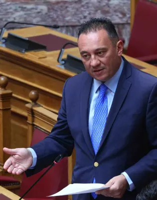 Ο υφυπουργός Παιδείας Κώστας Βλάσης στη Βουλή 