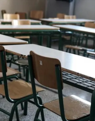 αίθουσα με θρανία σε σχολείο