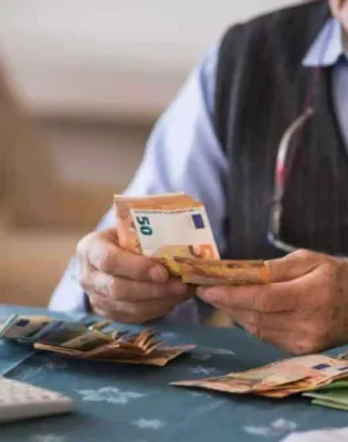 Συνταξιούχους υπολογίζει ευρώ σε χαρτονομίσματα με κομπιουτεράκι