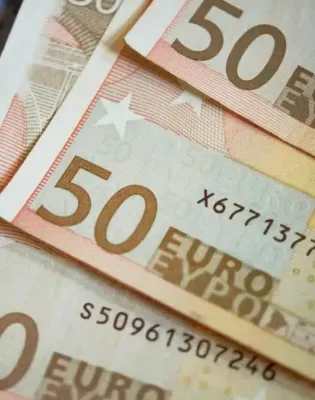Τρία χαρτονομίσματα των 50 ευρώ στη σειρά