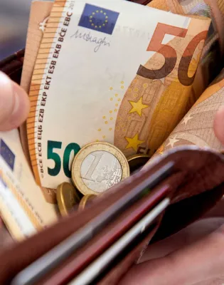 Χρήματα από τον μισθό σε πορτοφόλι