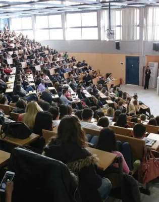 Αμφιθέατρο σε Πανεπιστήμιο με φοιτητές και καθηγητές 