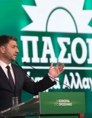 Ο Νίκος Ανδρουλάκης μιλάει και πίσω φαίνεται λογότυπο του ΠΑΣΟΚ