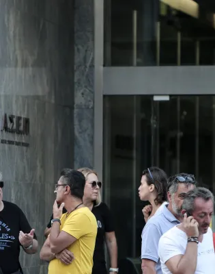 Κόσμος έξω από το κτήριο του ΑΣΕΠ