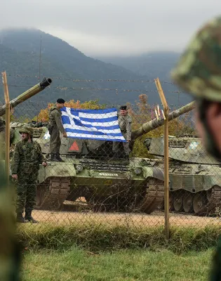 Ο ελληνικός στρατός με ελληνική σημαία στο βάθος επάνω σε άρμα μάχης