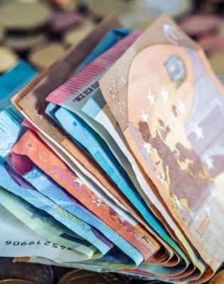 Σταδιακές πληρωμές σε χρήματα από τον ΕΦΚΑ για 25.000 εργαζόμενους συνταξιούχους