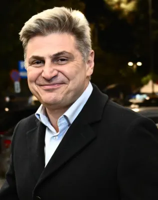 Νίκος Φαραντούρης