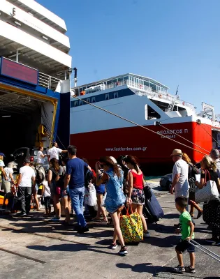 Επιβίβαση τουριστών με βαλίτσες σε καράβι στον Πειραιά για διακοπές