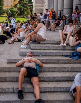 Καύσωνας στην Ευρώπη από τον θερμικό θόλο, άνθρωποι κάθονται και είναι ξαπλωμένοι λόγω ζέστης