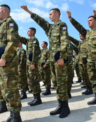Στρατιώτες ορκίζονται στον στρατό