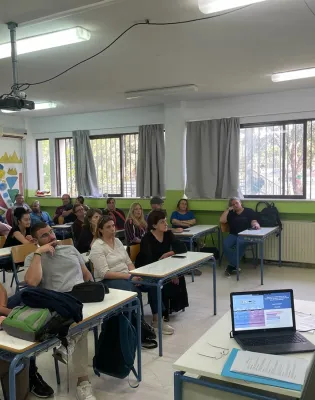 Εκπαιδευτικός διδάσκει σε αίθουσα Σχολείου Δεύτερης Ευκαιρίας (ΣΔΕ) σε ενήλικες μαθητές κατά τη διάρκεια του σχολικού έτους 2025-2026