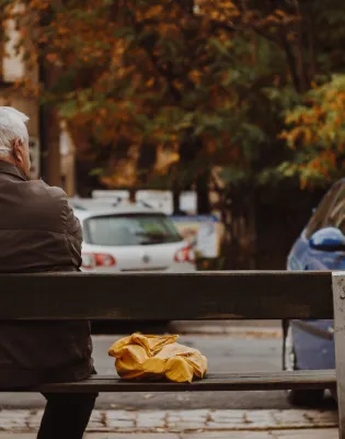 άντρας παγκάκι 