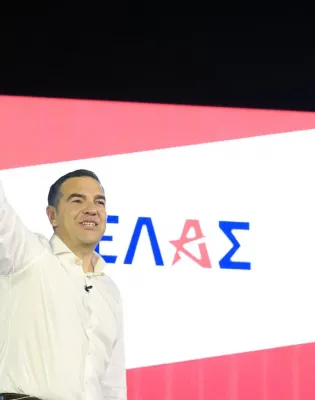 Ο Αλέξης Τσίπρας με φόντο το όνομα στο νέο κόμμα του «ΕΛΑΣ»