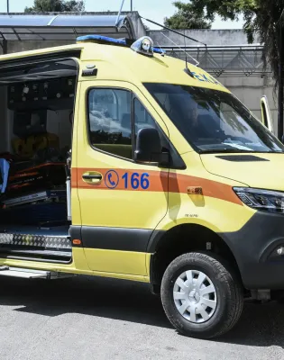 Ασθενοφόρο του ΕΚΑΒ με ανοιχτές πόρτες