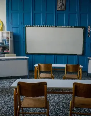 Αίθουσα σε σχολική τάξη με θρανία και πίνακα