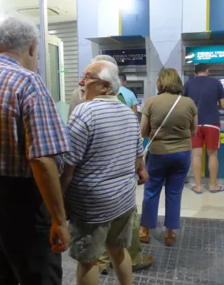 Συνταξιούχοι περιμένουν στην ουρά του ΑΤΜ για να πληρωθούν οι συντάξεις