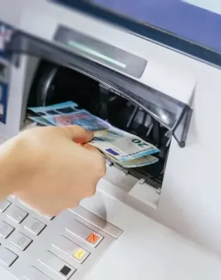 Χρήματα ευρώ σε μηχάνημα ΑΤΜ τράπεζας
