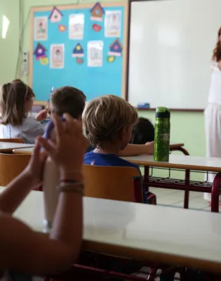 Εκπαιδευτικός δασκάλα σε αίθουσα σχολείου με μαθητές