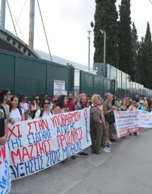 Συγκέντρωση έξω από το κτίριο του υπουργείου Παιδείας, Θρησκευμάτων και Αθλητισμού της Διδασκαλικής Ομοσπονδίας Ελλάδος (ΔΟΕ) Τρίτη 9 Ιουνίου 2026 (ΣΩΤΗΡΗΣ ΔΗΜΗΤΡΟΠΟΥΛΟΣ / EUROKINISSI)