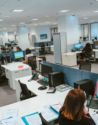 Δημόσιοι υπάλληλοι την ώρα που εργάζονται σε δημόσια υπηρεσία