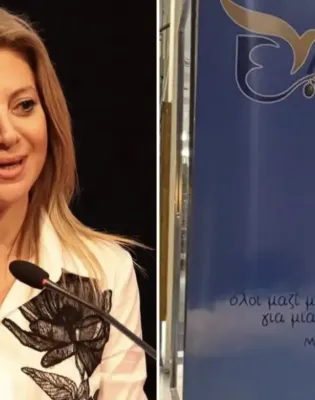 Η Μαρία Καρυστιανού με φόντο το λογότυπο του κόμματός της «Ελπίδα»