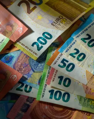 Χαρτονομίσματα ευρώ σε κοντινό πλάνο για τις πληρωμές συντάξεων και επιδομάτων e-ΕΦΚΑ και ΔΥΠΑ