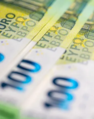 Ευρώ, χρήματα σε χαρτονομίσματα και voucher
