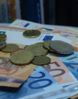 Χρήματα σε ευρώ, χαρτονομίσματα και κέρματα για την καταβολή και πληρωμή συντάξεων Ιουλίου