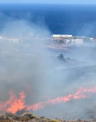 Μεγάλη φωτιά τώρα στη Σύρο - Ήχησε το 112 για εκκένωση