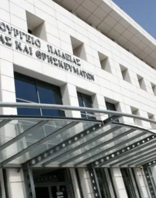 Υπουργείο Παιδείας, Θρησκευμάτων και Αθλητισμού, η είσοδος του υπουργείου