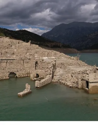 Χωριό Κάλλιο στη λίμνη Μόρνου
