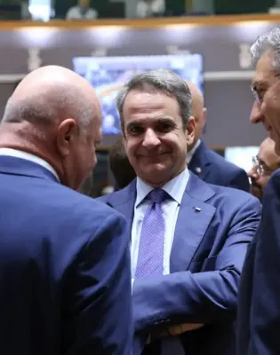 Ο πρωθυπουργός Κυριάκος Μητσοτάκης σε συζήτηση στις Βρυξέλλες